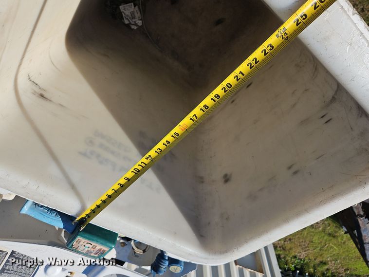 image for item OJ9896 2012 International  7500 bucket truck