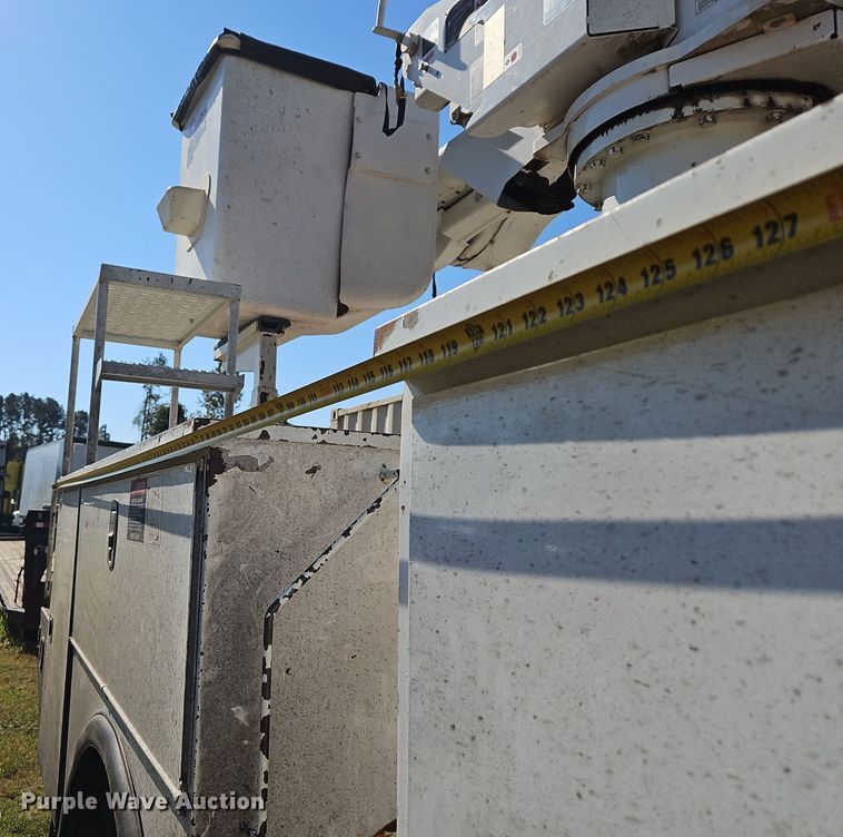 image for item OJ9896 2012 International  7500 bucket truck