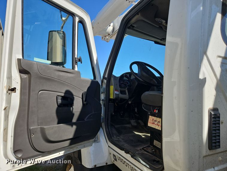 image for item OJ9896 2012 International  7500 bucket truck