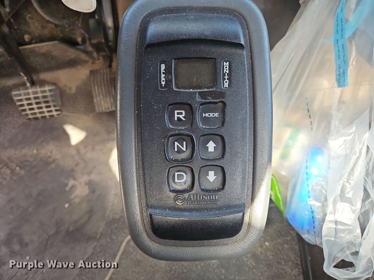 image for item OJ9896 2012 International  7500 bucket truck