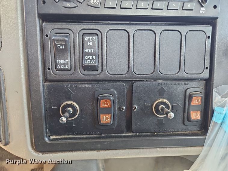 image for item OJ9896 2012 International  7500 bucket truck