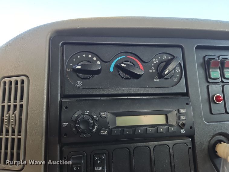 image for item OJ9896 2012 International  7500 bucket truck