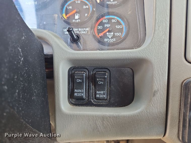 image for item OJ9896 2012 International  7500 bucket truck