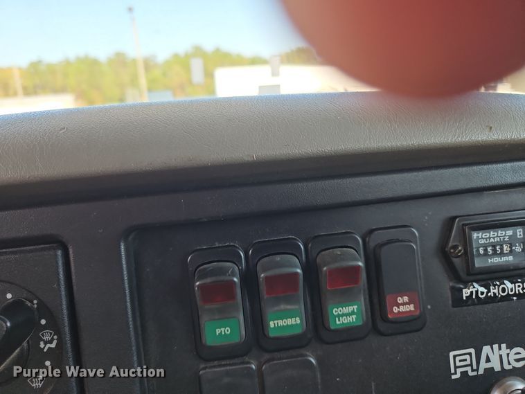 image for item OJ9896 2012 International  7500 bucket truck