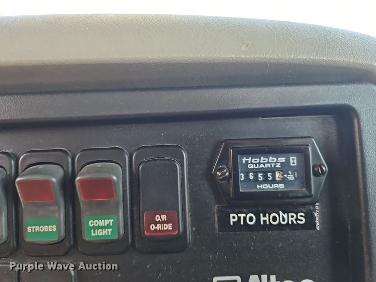 image for item OJ9896 2012 International  7500 bucket truck