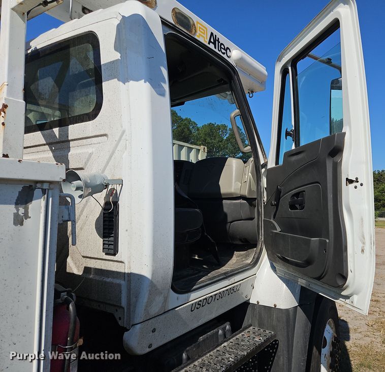 image for item OJ9896 2012 International  7500 bucket truck