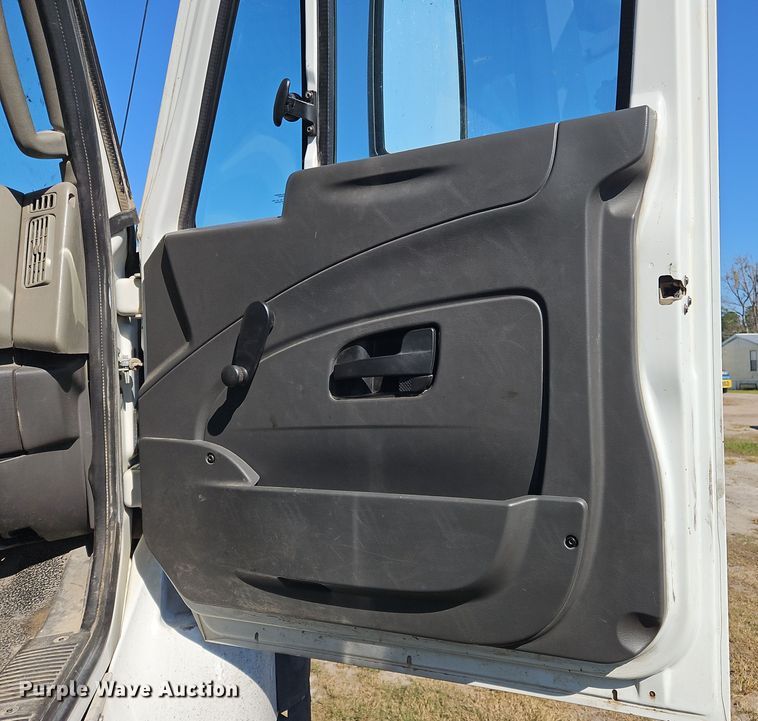 image for item OJ9896 2012 International  7500 bucket truck