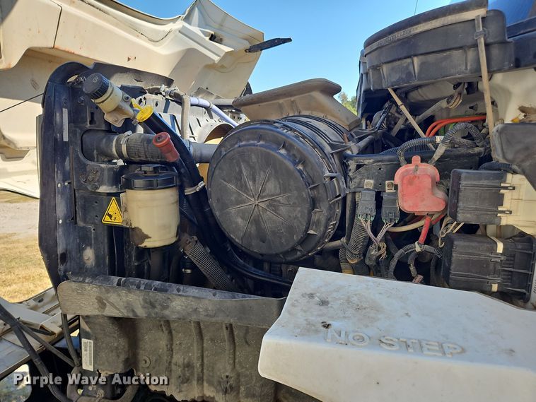 image for item OJ9896 2012 International  7500 bucket truck