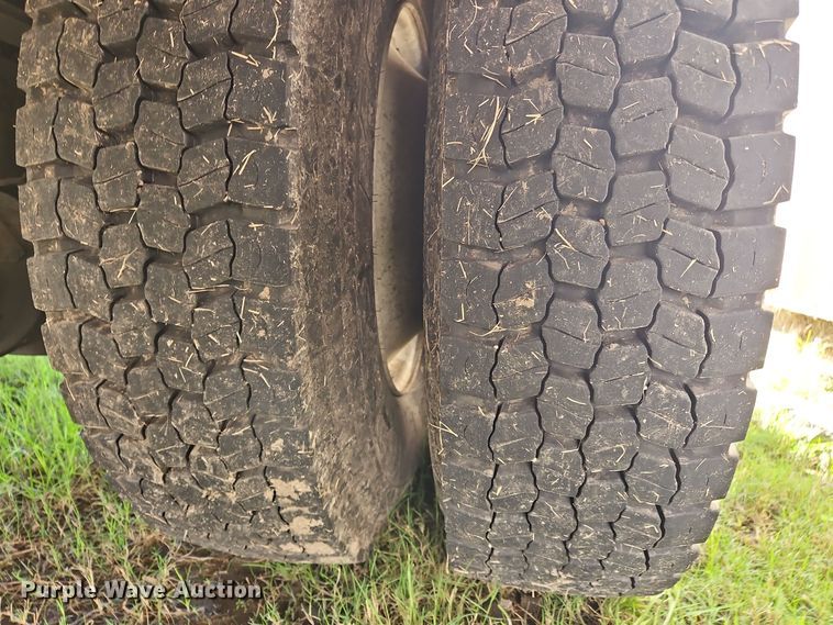 image for item OJ9896 2012 International  7500 bucket truck