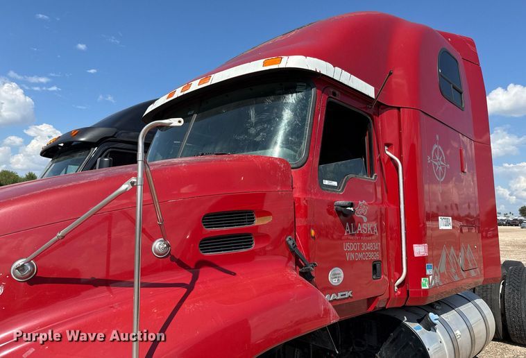 image for item YA0009 2013 Mack CXU613 semi truck