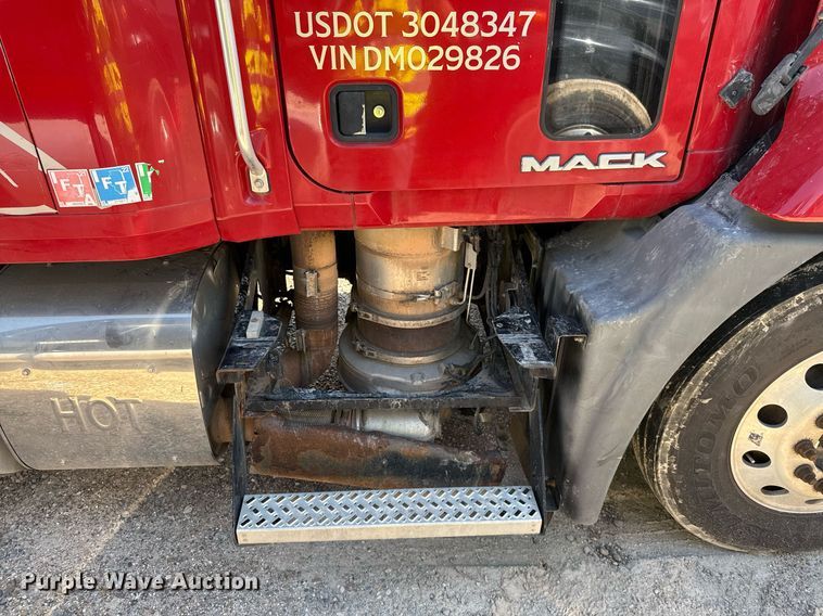 image for item YA0009 2013 Mack CXU613 semi truck