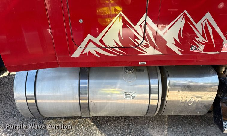 image for item YA0009 2013 Mack CXU613 semi truck