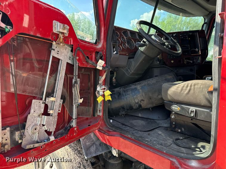 image for item YA0009 2013 Mack CXU613 semi truck