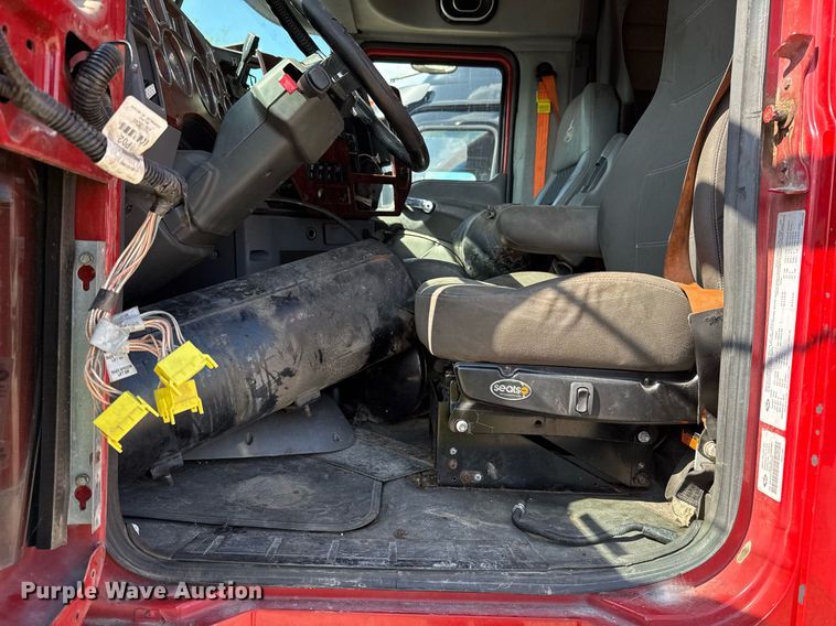 image for item YA0009 2013 Mack CXU613 semi truck