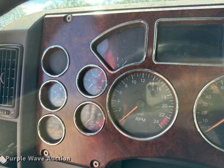 image for item YA0009 2013 Mack CXU613 semi truck