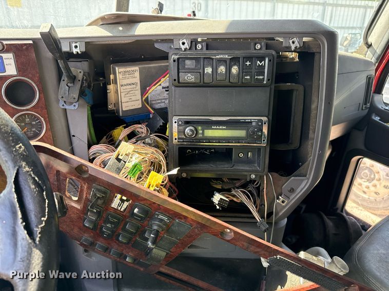 image for item YA0009 2013 Mack CXU613 semi truck