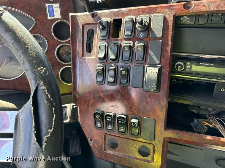 image for item YA0009 2013 Mack CXU613 semi truck