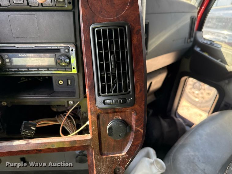 image for item YA0009 2013 Mack CXU613 semi truck