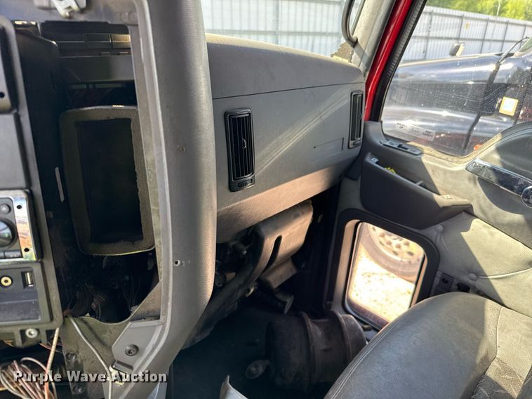 image for item YA0009 2013 Mack CXU613 semi truck