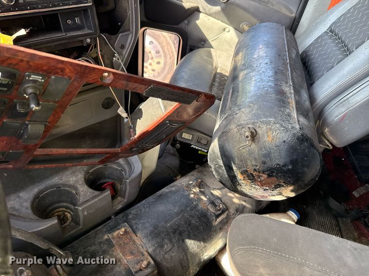 image for item YA0009 2013 Mack CXU613 semi truck