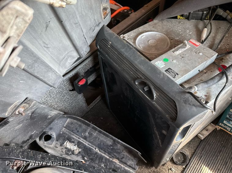 image for item YA0009 2013 Mack CXU613 semi truck