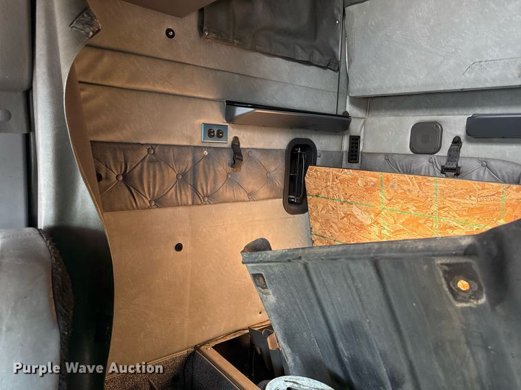 image for item YA0009 2013 Mack CXU613 semi truck