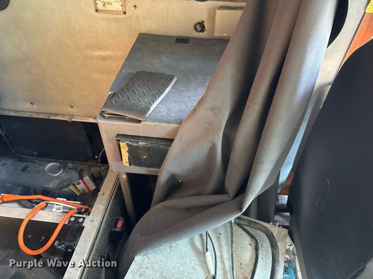 image for item YA0009 2013 Mack CXU613 semi truck