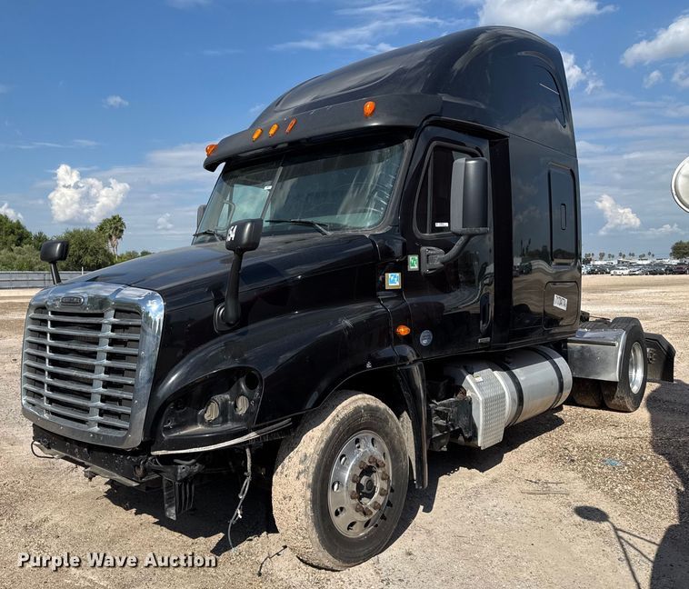 image for item YA0010 2015 Freightliner Cascadia 125  semi truck