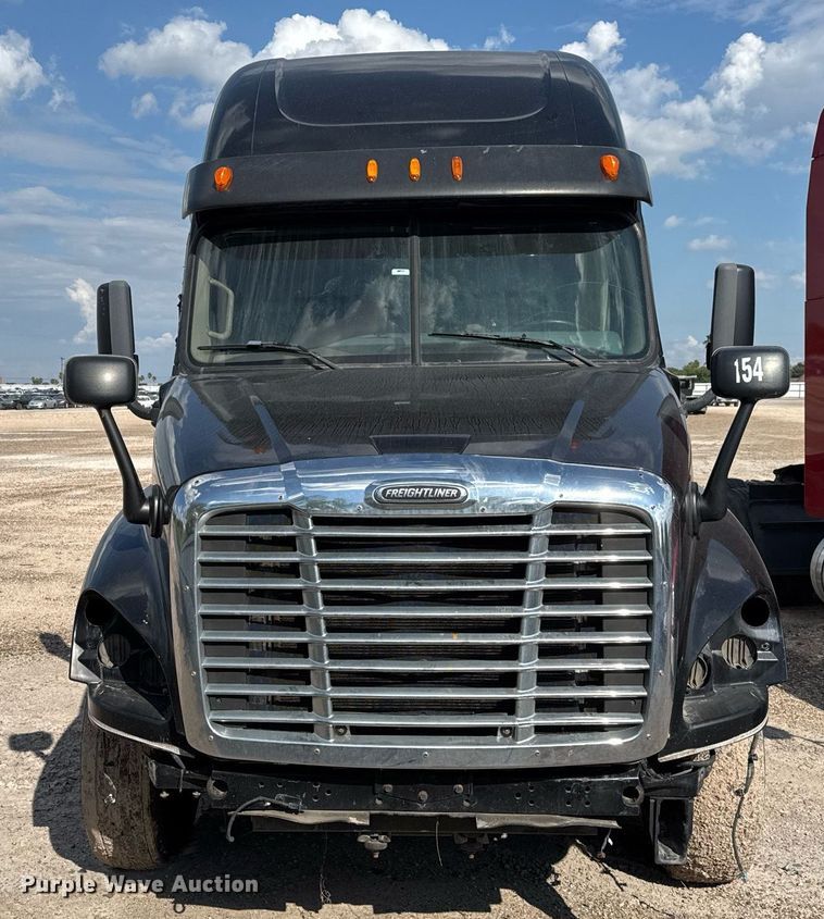 image for item YA0010 2015 Freightliner Cascadia 125  semi truck