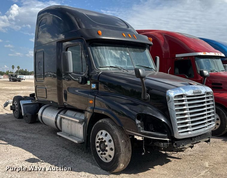image for item YA0010 2015 Freightliner Cascadia 125  semi truck