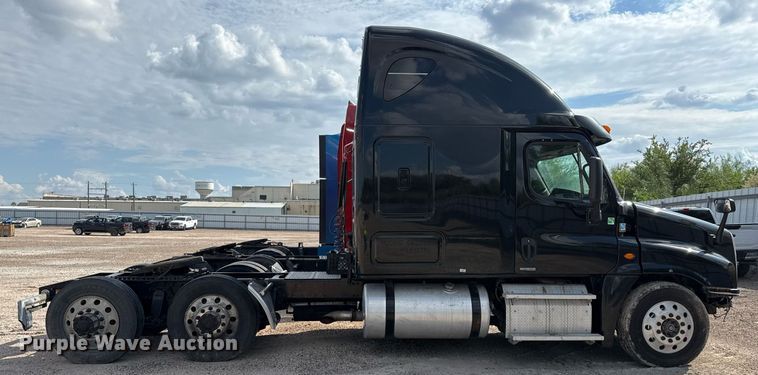 image for item YA0010 2015 Freightliner Cascadia 125  semi truck