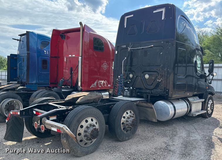 image for item YA0010 2015 Freightliner Cascadia 125  semi truck