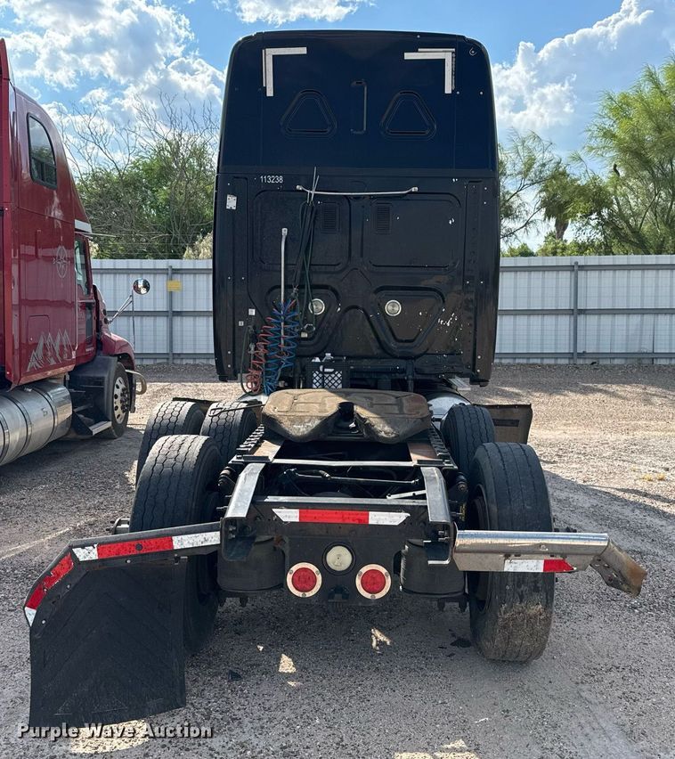 image for item YA0010 2015 Freightliner Cascadia 125  semi truck