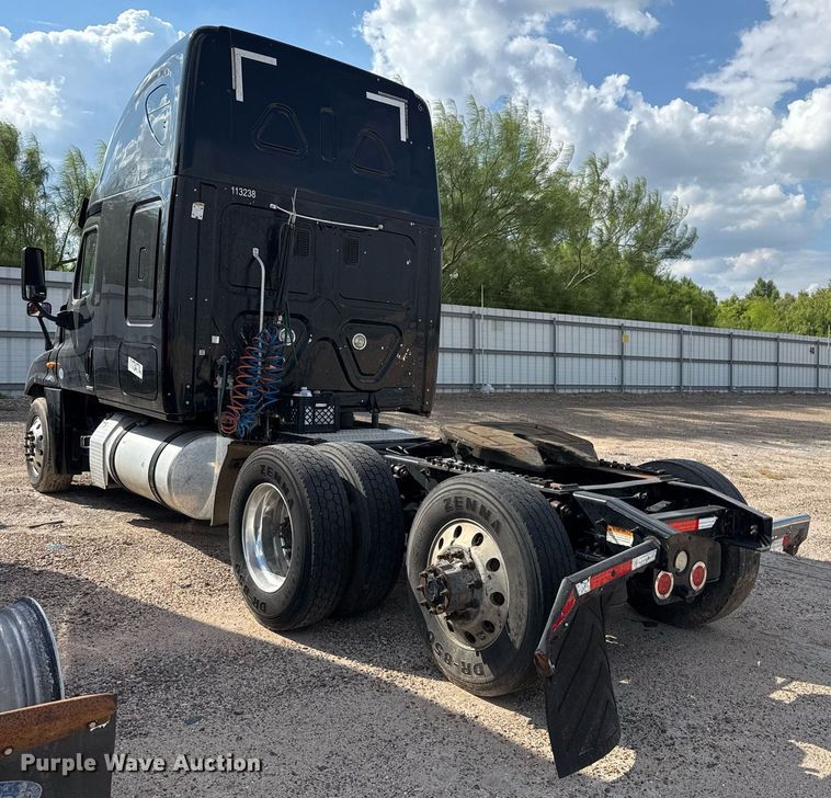 image for item YA0010 2015 Freightliner Cascadia 125  semi truck