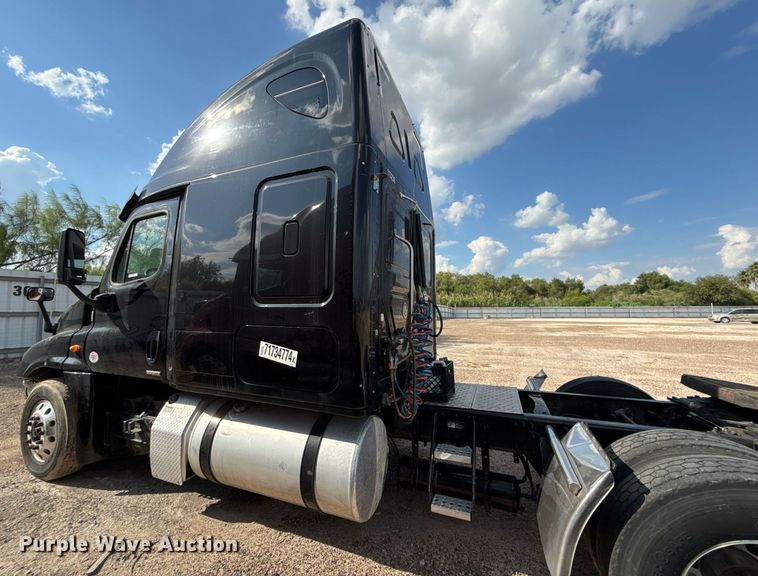 image for item YA0010 2015 Freightliner Cascadia 125  semi truck