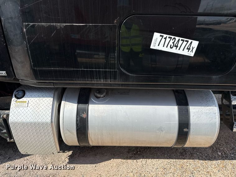 image for item YA0010 2015 Freightliner Cascadia 125  semi truck