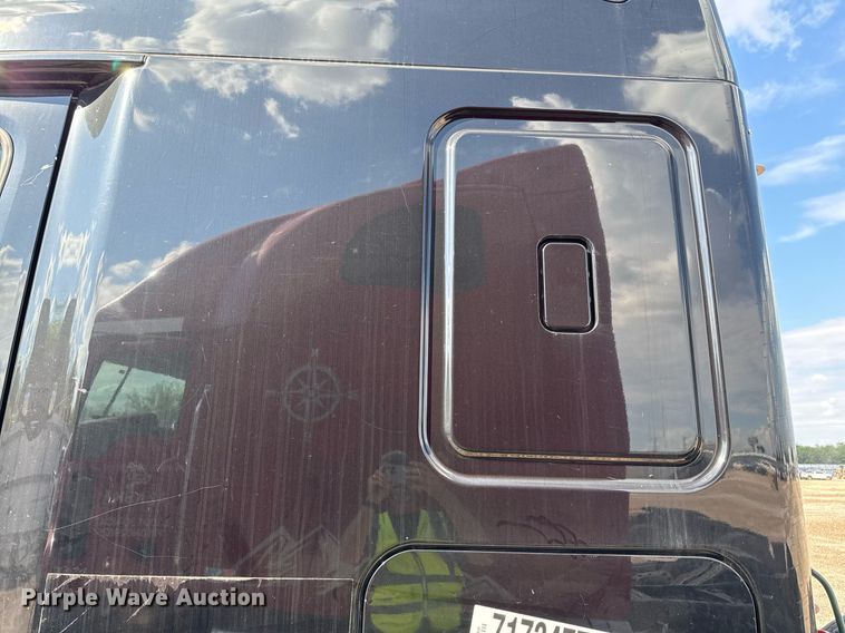 image for item YA0010 2015 Freightliner Cascadia 125  semi truck