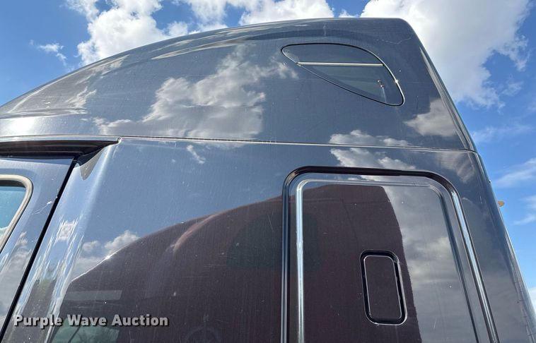 image for item YA0010 2015 Freightliner Cascadia 125  semi truck