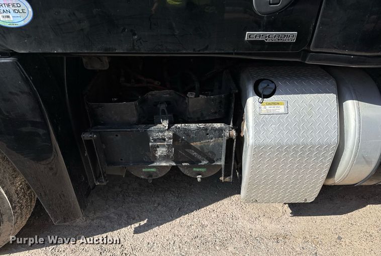 image for item YA0010 2015 Freightliner Cascadia 125  semi truck