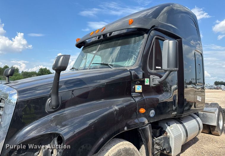 image for item YA0010 2015 Freightliner Cascadia 125  semi truck