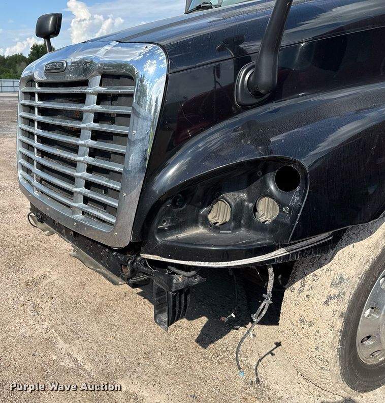 image for item YA0010 2015 Freightliner Cascadia 125  semi truck