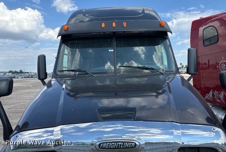 image for item YA0010 2015 Freightliner Cascadia 125  semi truck