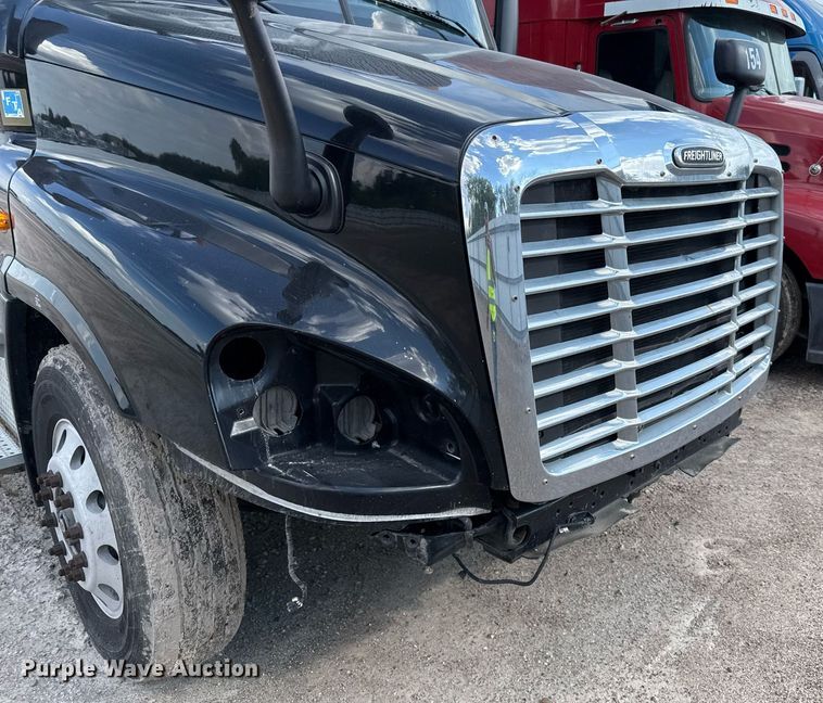 image for item YA0010 2015 Freightliner Cascadia 125  semi truck