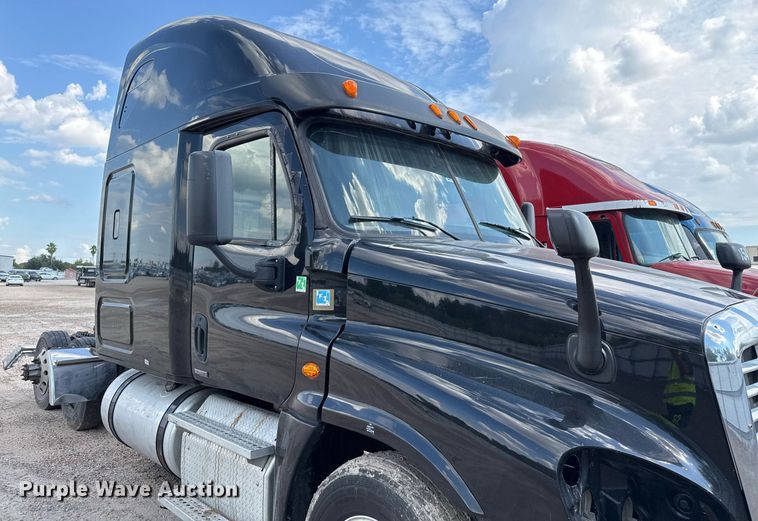 image for item YA0010 2015 Freightliner Cascadia 125  semi truck