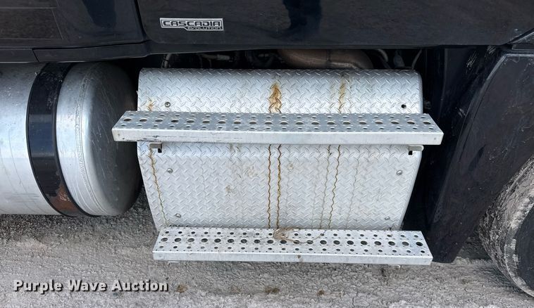 image for item YA0010 2015 Freightliner Cascadia 125  semi truck