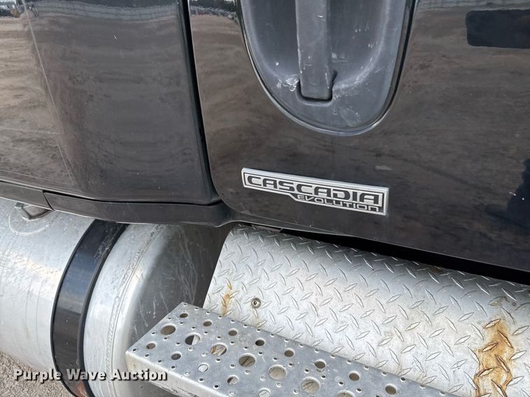 image for item YA0010 2015 Freightliner Cascadia 125  semi truck