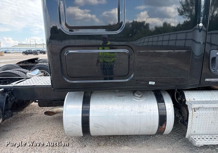 image for item YA0010 2015 Freightliner Cascadia 125  semi truck