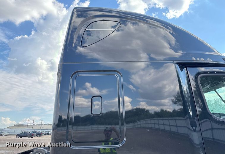 image for item YA0010 2015 Freightliner Cascadia 125  semi truck