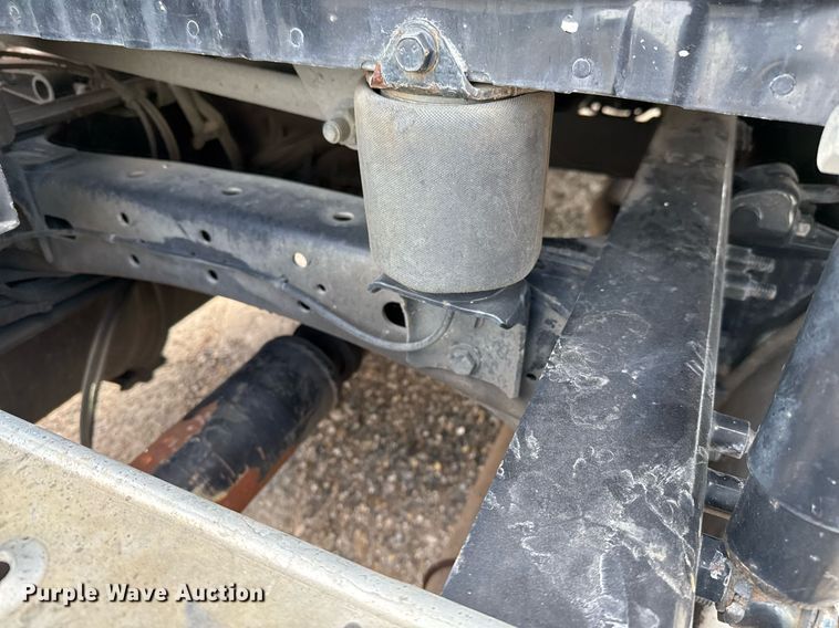 image for item YA0010 2015 Freightliner Cascadia 125  semi truck