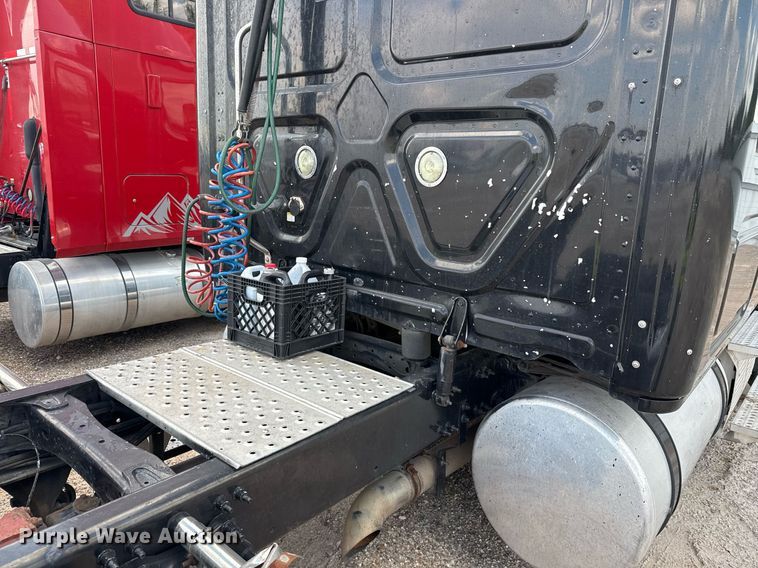 image for item YA0010 2015 Freightliner Cascadia 125  semi truck